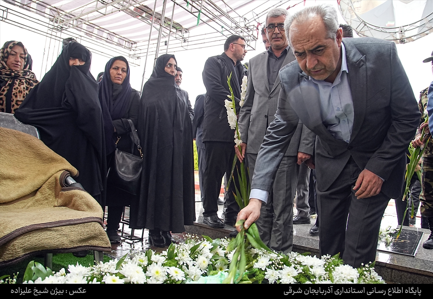  ادای احترام استاندار بر مزار شهیدان مالک رحمتی