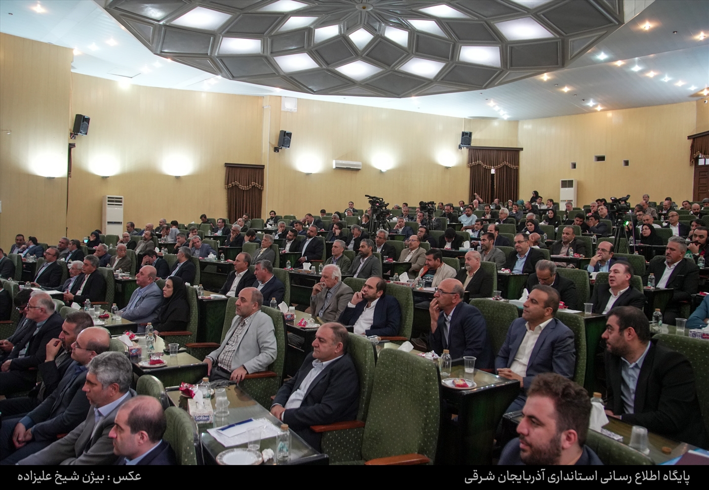 نشست معاون اول رئیس جمهور با فعالان اقتصادی استان