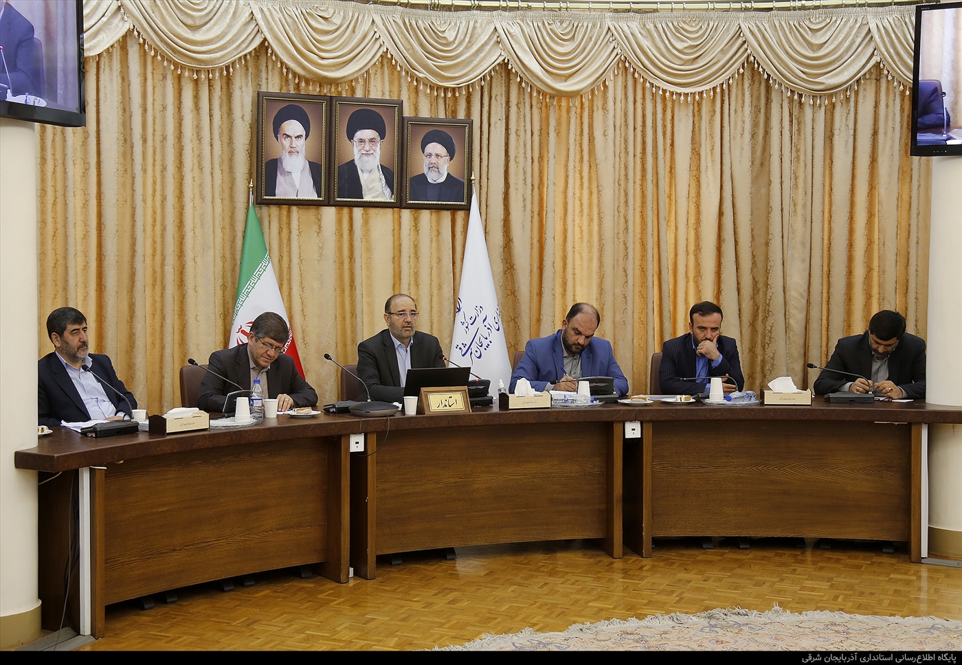 نشست فرمانداران استان با حضور استاندار