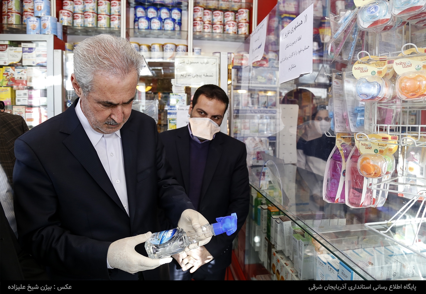 بازدید استاندار از چند داروخانه و نظارت بر اقلام مختلف بهداشتی و پیشگیری کننده